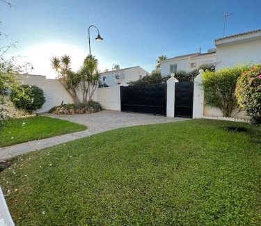 La Cala de Mijas House | Chalet junto al mar con jardín privado