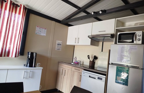 Evron Ski Chalet | Chalet Morea, in a small campsite close to shops