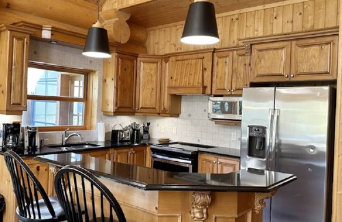 Fiddler Lake Resort Ski Chalet | Chalet Paix Nordique/Lake Fiddler/spa/chalet luxe/heated pool/activities!