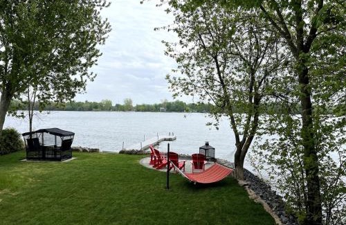 Le Haut-Richelieu Regional County Municipality Ski Chalet | Chalet St-Jean-Sur-Richelieu Waterfront