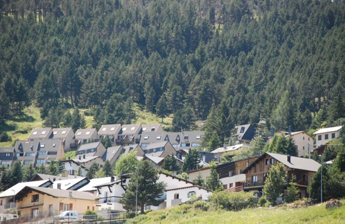 Les Angles Ski Chalet | Chalet Triplex cosy quiet edge of forest and close to shops 6 pers + BB