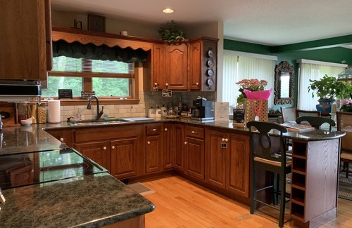 Wells House | Chalet w/Lake & MT views, Hot Tub, Pet friendly, <10mins to Lake & Golf