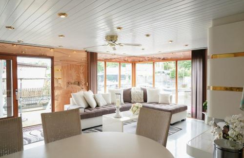 Loosdrecht Ski Chalet | Chalet with waterfront sauna and boat