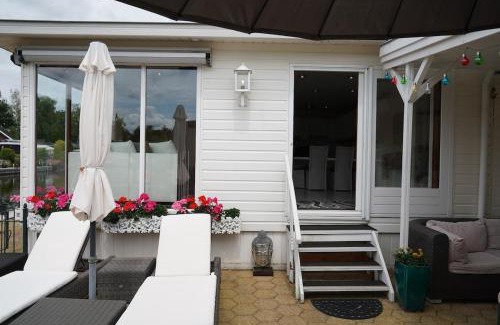 Loosdrecht Ski Chalet | Chalet with waterfront sauna and boat