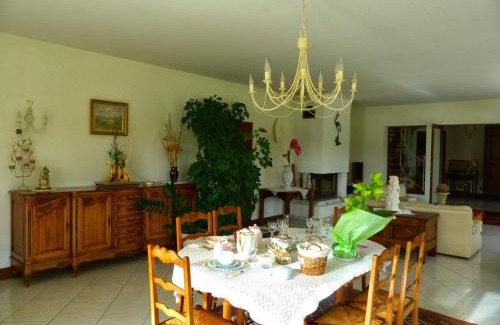 Velles Bed & Breakfast | Chambre Bleue Lumineuse et Climatisée - FR-1-591-672