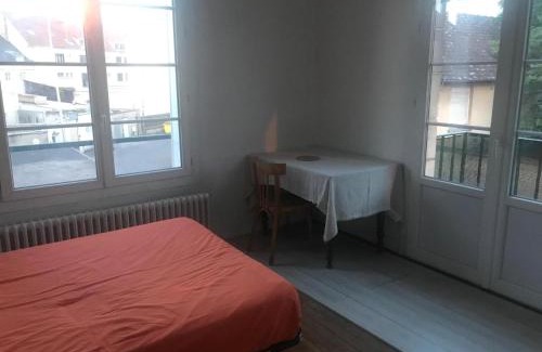 Creil Apartment | Chambre chez l'habitant dans un appartement à 2 pas de la gare SNCF et à 300m de la gare routière
