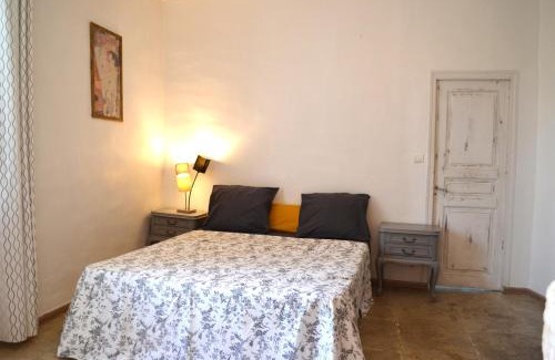 Junas Bed & Breakfast | chambre d hote spacieuse avec cour junas gard
