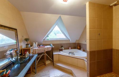 Soultz-sous-Forets House | Chambre grand lit dressing wi fi