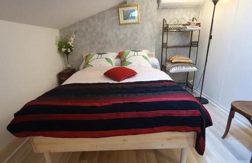 Gontaud House | CHAMBRE MANSARDEE VELUX 1 à 4p A62 sortie 6 ou 6 1