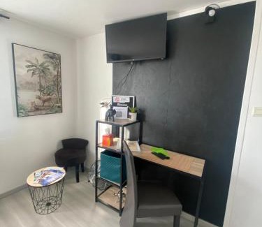 Ecques House | Chambre safari individuelle avec partie commune A 6min de l A26 et 15 min de stOmer, lumbres et aire sur la lys
