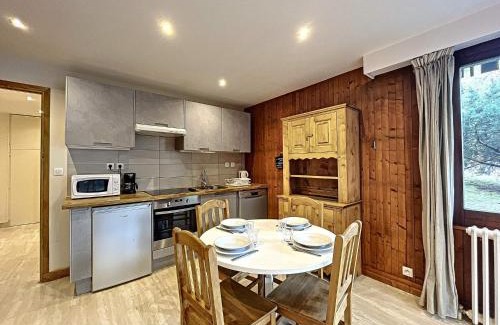 Chamonix City Centre Apartment | Chamonix: Appt 2P, 4 pers, terrasse, parking, proche centre et télécabine - FR-1-507-26