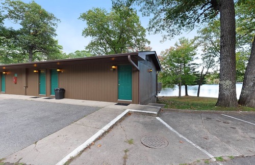 Eagle River Apartment | Chanticleer Inn 58