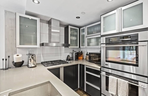 Greenwich Village Apartment | Charles Court by Rove Travel Grand 2BR Duplex