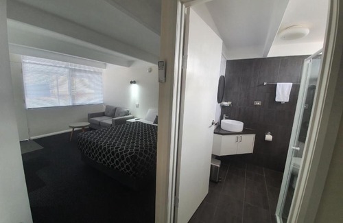 West Wyalong Hotel | Charles Sturt Motor Inn