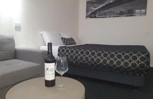 West Wyalong Hotel | Charles Sturt Motor Inn