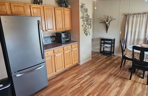 Sabula House | Charlie’s on the Water - a Charming 3-bedroom house with a lake view-Sabula