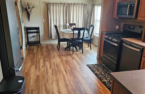 Sabula House | Charlie’s on the Water - a Charming 3-bedroom house with a lake view-Sabula
