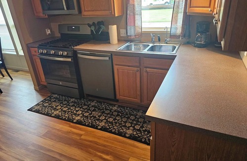 Sabula House | Charlie’s on the Water - a Charming 3-bedroom house with a lake view-Sabula