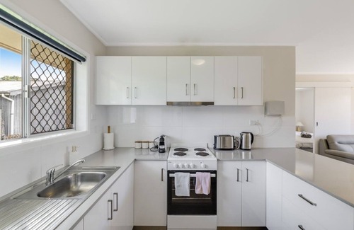 Centenary Heights Apartment | Charm in Leafy Centenary Heights!