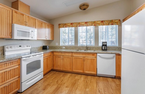Pinetop Resort | Charm & Relaxation in the Mountains! 3 Serene Units, Indoor Pool, BBQ Facilities, Sports Courts