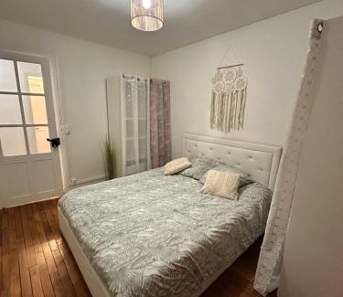 Saint-Cyr-l'Ecole Apartment | Charmant Appartement F2
