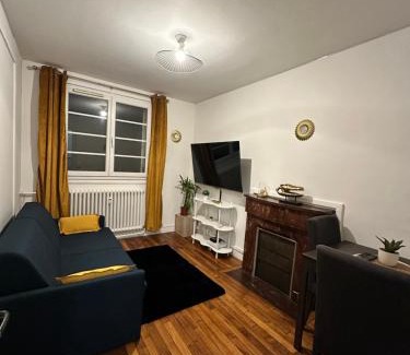 Saint-Cyr-l'Ecole Apartment | Charmant Appartement F2