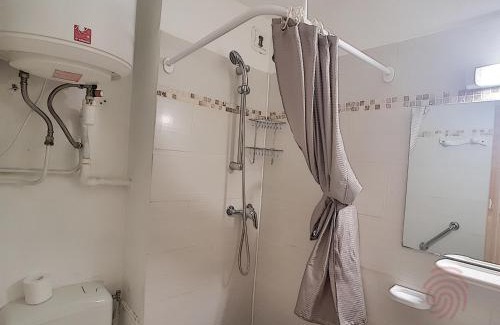 Lamalou-les-Bains Apartment | Charmant appartement avec terrasse, parking gratuit et animaux acceptés, proche des thermes à Lamalou - FR-1-451-89