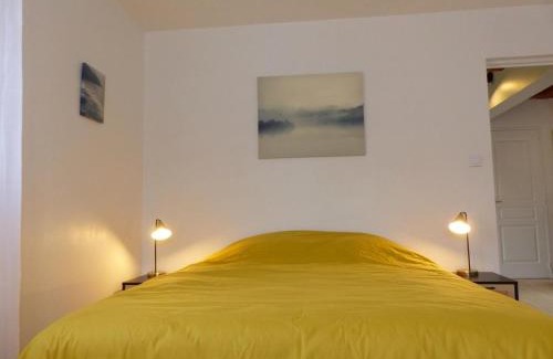 Charroux House | Charmant Gîte avec Piscine Privative et Terrasse à Charroux, Village Médiéval - FR-1-489-394