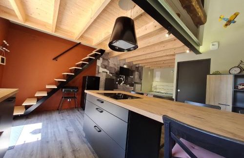 Rochetrejoux House | Charmant studio rénové avec mezzanine, cour privative et parking à Rochetrejoux - FR-1-426-479