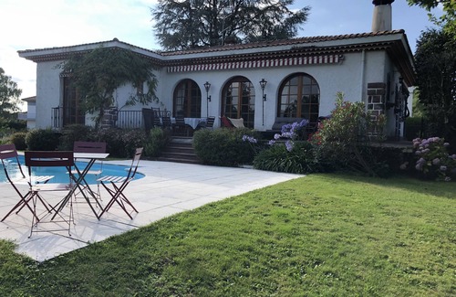 Billere Villa | Charmante Villa10 Personnes aux Pieds des Pyrénées