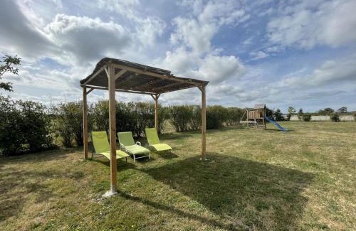 Pierrefitte-sur-Loire House | Charmants chalets au bord du lac avec terrasse, activités nautiques et pêche, animaux acceptés, tout inclus - FR-1-489-361