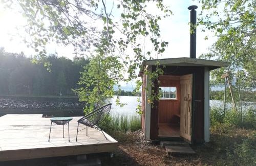 Sveg House | Charmig gård med bastu, strandtomt och utedusch i naturskönt område