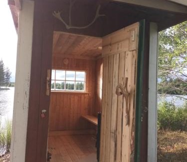 Sveg House | Charmig gård med bastu, strandtomt och utedusch i naturskönt område