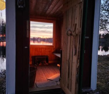 Sveg House | Charmig gård med bastu, strandtomt och utedusch i naturskönt område