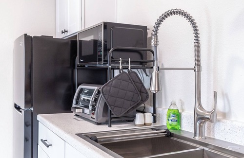 Briargate House | Charming 1-bdrm walkout basement suite with AC, WiFi in lovely Colorado Springs