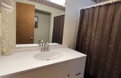 Huron Hotel | Charming 1 bedroom Suit #127 with AC and Wifi