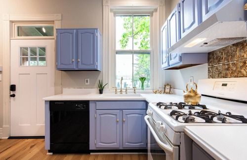 Old Louisville House | Charming 1-bedroom Unit, Beautiful Louisville with 1 Queen bed, 1 king pull out,