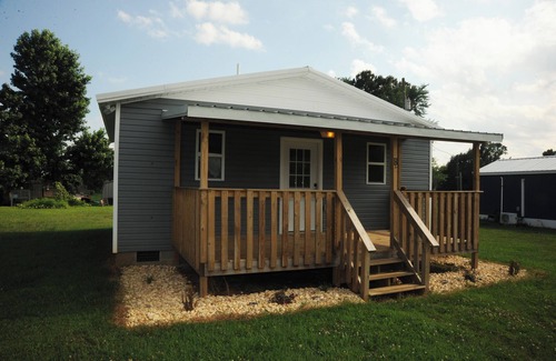 Hazel Green Cottage | Charming 1-bedroom tiny home in Hazel Green, Al with AC/Heat. Largefront porch.