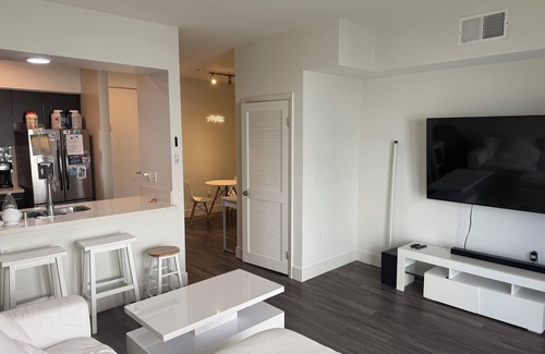 Downtown Apartment | Charming 1-bedroom apartment in amazing Santa Monica with WiFi, AC