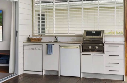 Wamberal Bed & Breakfast | Charming 1-King bedroom in Wamberal