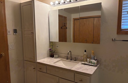 Burbank House | Charming 1 king suit with WiFi, AC