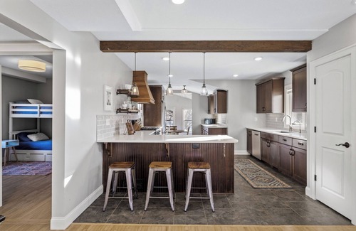 Crystal House | Charming 100-Year-Old Farmhouse Retreat in the Heart of the City