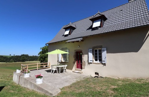 Arnac Cottage | Charming 1850s House with Private Heated Pool, Stunning Views, and Modern Amenities