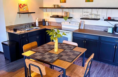 Knoxville House | Charming 1Bd house S.Knox 3 miles from Dowtown. Private Driveway w/all Amenities