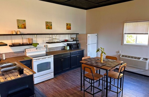 Knoxville House | Charming 1Bd house S.Knox 3 miles from Dowtown. Private Driveway w/all Amenities