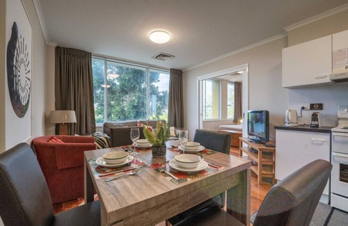 Auchenflower Apartment | Charming 1BR Auchenflower Apt with Parking Near UQ