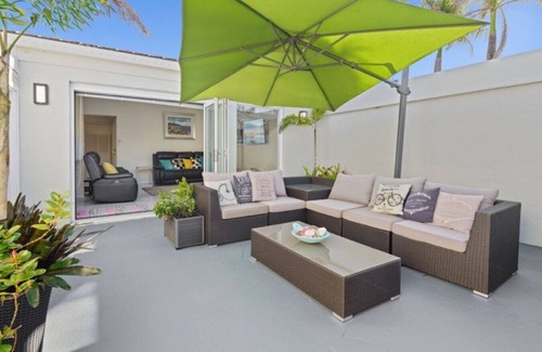 Buddina Apartment | Charming 1BR beachside retreat, steps from dog beach.