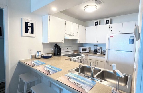 Ash Condo | Charming 2/2 Oceanfront condo in N. Myrtle Beach, Pets, top floor balcony view.