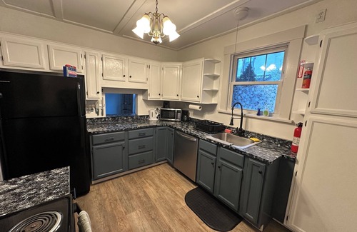 Crafton Apartment | Charming 2 bed, 1.5 bath apartment in Crafton, Pittsburgh - Quiety, Relaxing