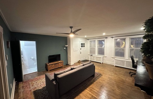 Crafton Apartment | Charming 2 bed, 1.5 bath apartment in Crafton, Pittsburgh - Quiety, Relaxing